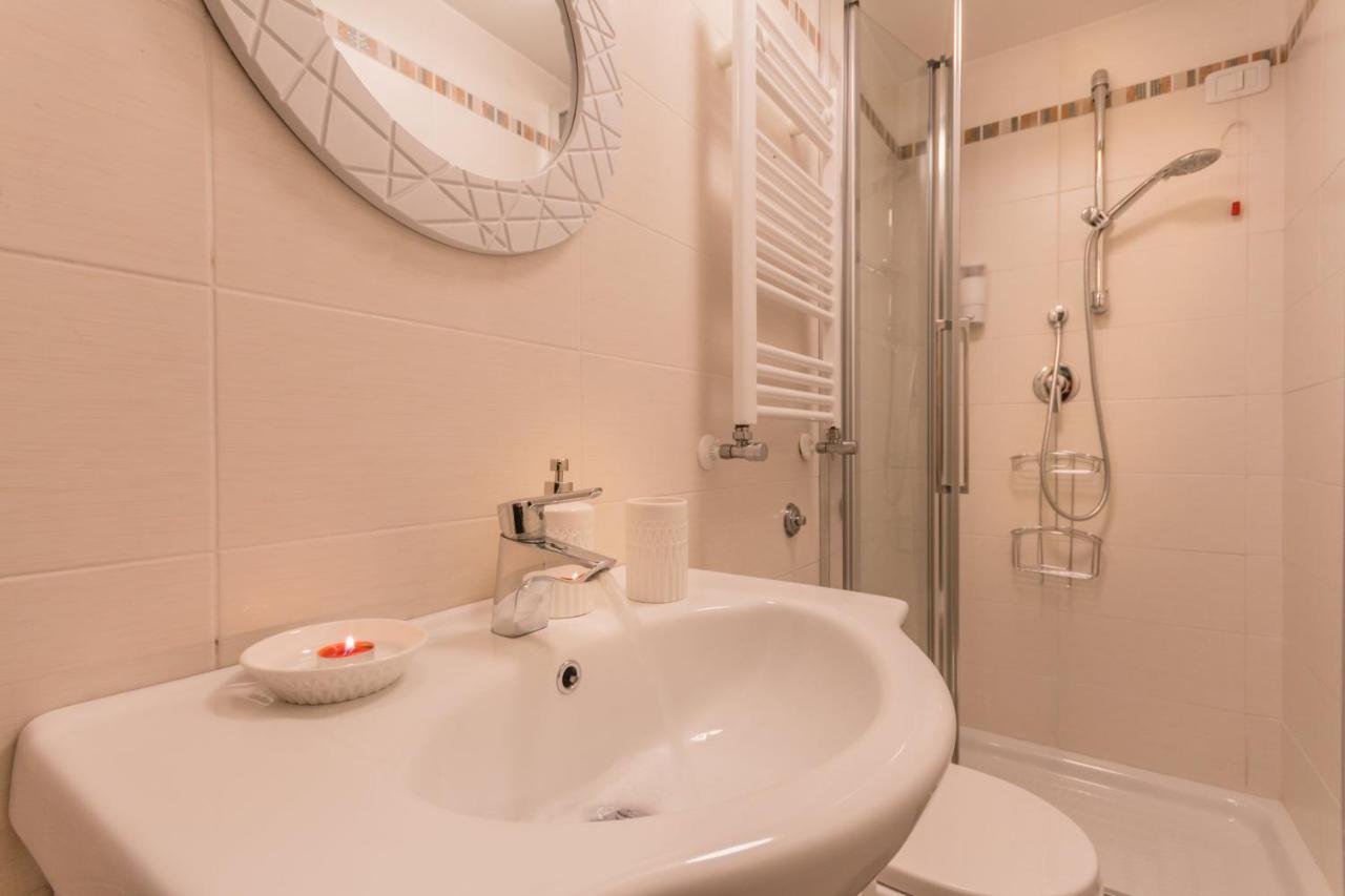 Appartamento Flora Metro Vittorio โรม ภายนอก รูปภาพ