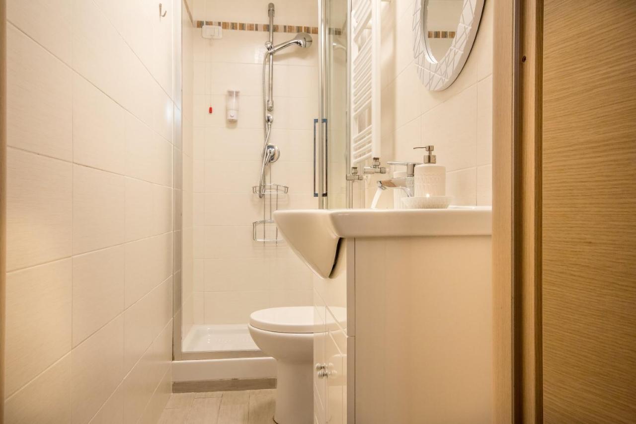Appartamento Flora Metro Vittorio โรม ภายนอก รูปภาพ